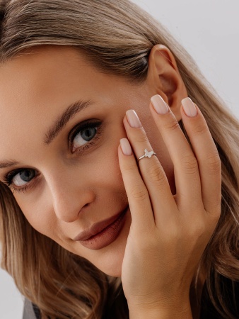 Купить оптом кольцо из серебра с фианитами 1340201746л от Krasnoe