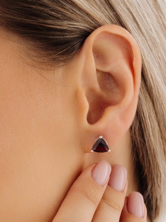 Купить оптом пусеты из серебра с гранатами 2340155536 от Krasnoe