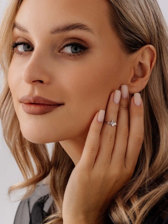 Купить оптом кольцо из серебра с фианитами 1340201746л от Krasnoe