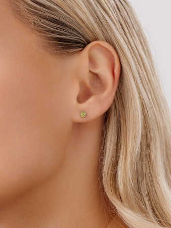 Купить оптом пусеты из серебра с хризолитами П340130340 от Krasnoe