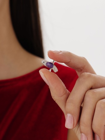 Купить оптом брошь из серебра с ситаллом, чароитом и фианитами 6340461699 от Krasnoe