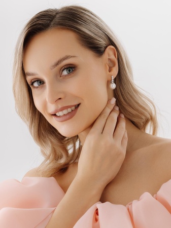 Купить оптом серьги из серебра с жемчугами и фианитами 2340241576 от Krasnoe