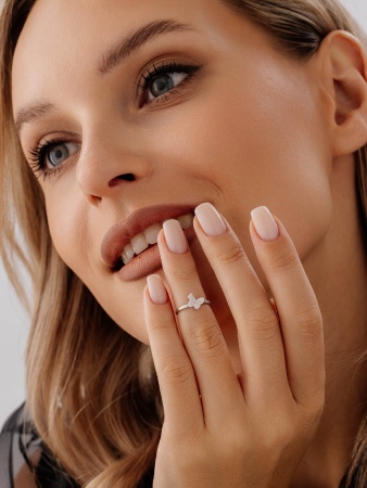 Купить оптом кольцо из серебра с фианитами 1340201746л от Krasnoe