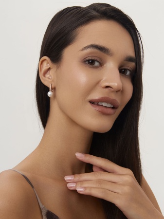 Купить оптом серьги из серебра с жемчугами и фианитами 2320241606л от Krasnoe