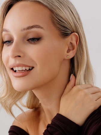 Купить оптом пусеты из серебра с хризолитами П340130340 от Krasnoe