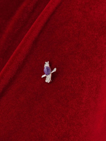 Купить оптом брошь из серебра с ситаллом, чароитом и фианитами 6340461699 от Krasnoe