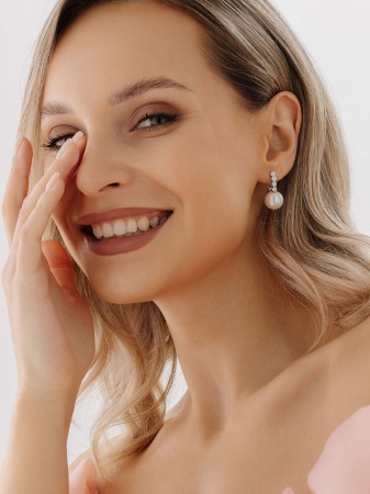 Купить оптом серьги из серебра с жемчугами и фианитами 2340241576 от Krasnoe