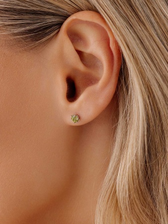 Купить оптом пусеты из серебра с хризолитами П340130340 от Krasnoe