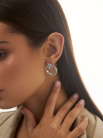 Купить оптом пусеты из серебра с жемчугами и фианитами 2340834601л от Krasnoe